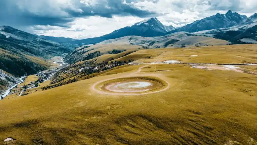 格聂之眼亚丁村牛奶海央迈勇雅拉雪山雅拉山口#雅拉雪山  #塔公草原