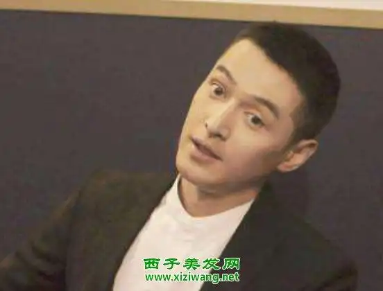 商务男士剪方寸头也可以凸显帅气型感,黑色的西装套装,搭配一款剃鬓角