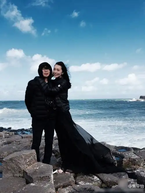 卢庚戌全家福罕见曝光 妻子挺孕肚出镜