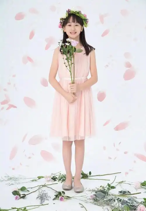 11岁森碟身高直逼170,穿背带裙扎马尾秀美腿,真是"国民初恋"