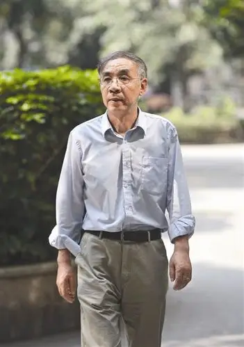 拾金不昧65岁老人捡包归还失主并两拒酬金