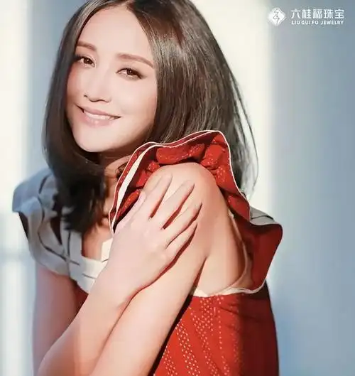 致力于展现传播东方文明的六桂福珠宝特邀着名演员张歆艺拍摄《purple