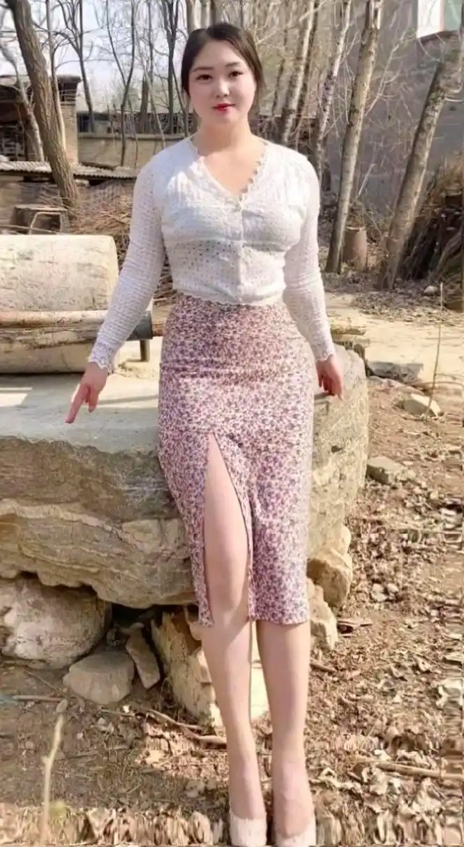 农村留守带娃女人朴素的穿搭 夏日炎炎长裙摆,留守妇女带娃来.