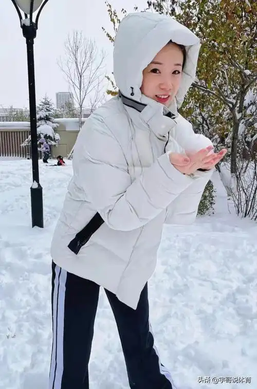 杨鸣率队7连胜领跑积分榜妻子携儿女打雪仗为宣示主权开账号