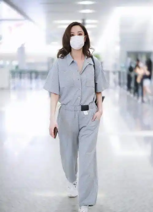 原创原创39岁郑希怡现身机场穿连体裤休闲却不失霸气不愧是酷帅姐姐
