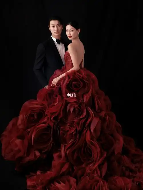 红色礼服婚纱照