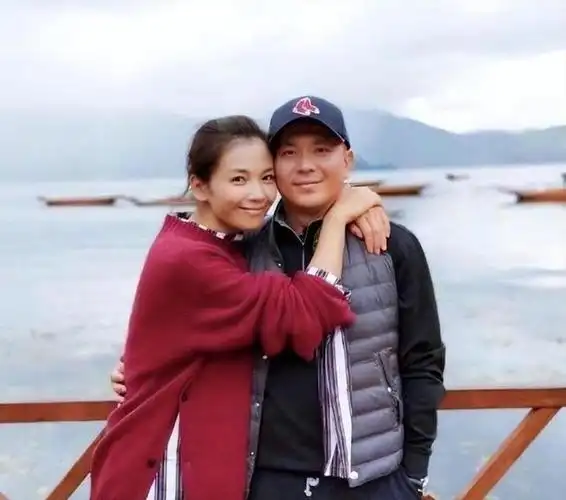 刘涛晒全家福!她年轻似少女,老公像老头,一家人合照如祖孙三代