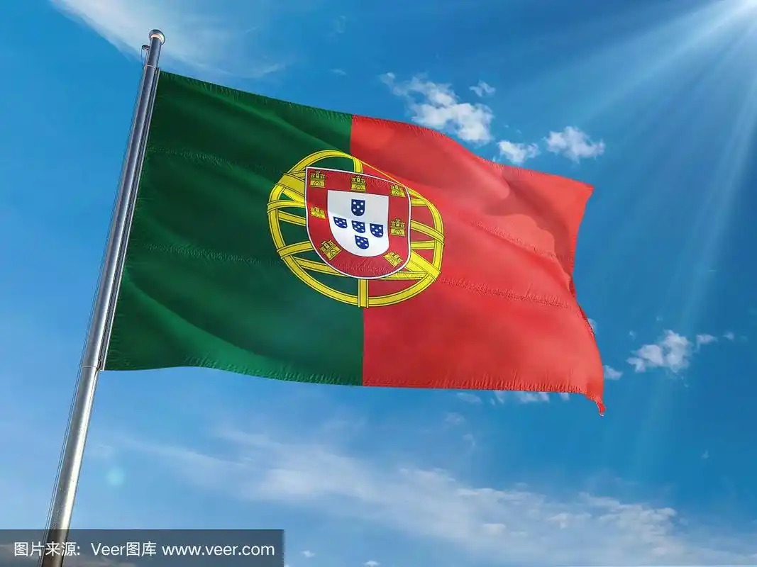 旗杆上飘扬着葡萄牙国旗,背景是晴朗的蓝天.高清晰度