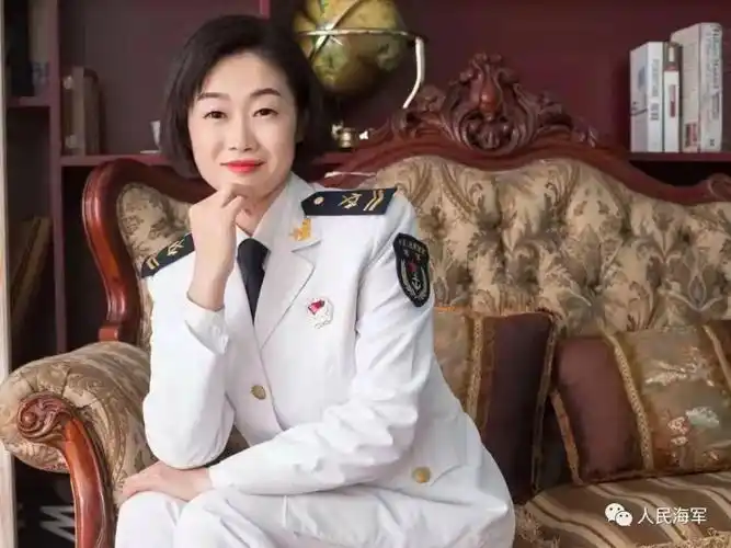 一组海军女兵军便装对比照曝光好飒