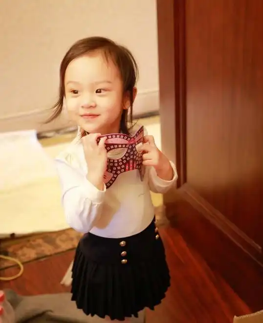 李小璐贾乃亮离婚后,8岁甜馨越长越美,大眼睛太可爱了!