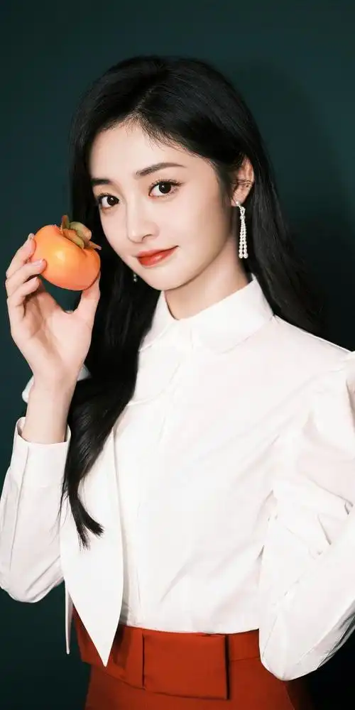 她们拥有修长的身材,优美的发型,精致的妆容,时尚的服装,展现出极具