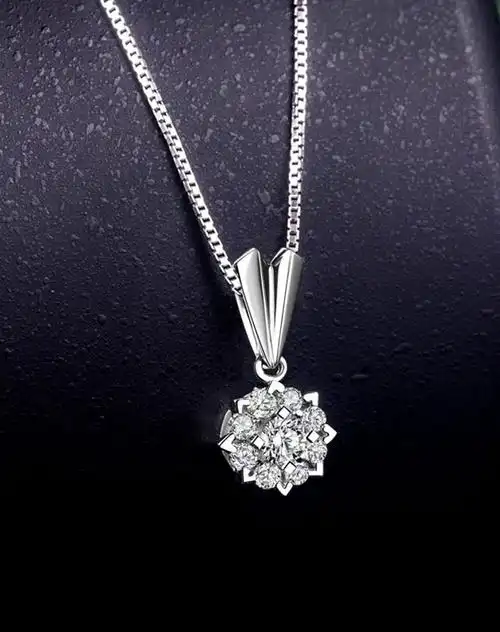 璀璨女人花白18k金2克拉效果钻石吊坠