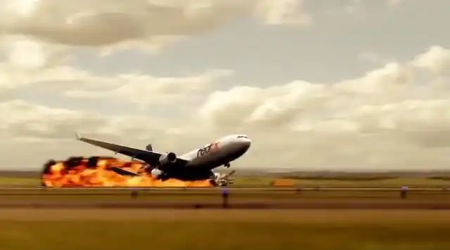 员立刻按下紧急情况按钮并接通机场消防部门:"34l跑道有飞机坠毁起火!