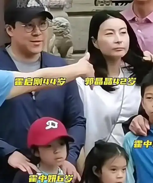 霍家清明回老家扫墓三代同堂郭晶晶站c位霍震霆疼爱霍中曦