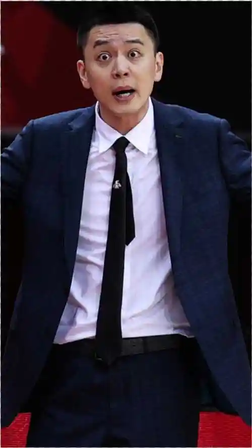 cba裁判欺负老实人?杨鸣太难了 不让说话不让站着!