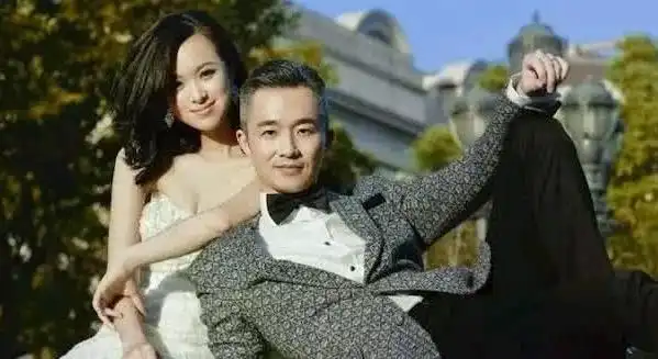 41岁程雷娶23岁妻子,如今患病满头白发,妻子依旧不离不弃