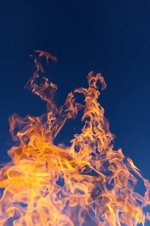 美丽的火焰和蓝蓝的天空