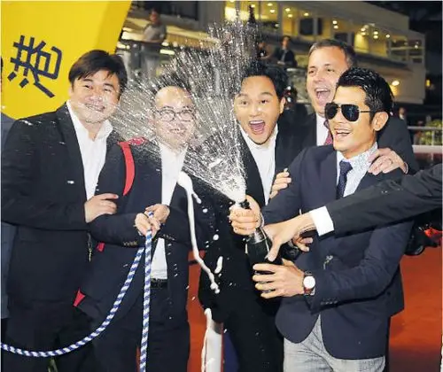 张智霖郭富城助阵赛马 爱驹跑第一开香槟