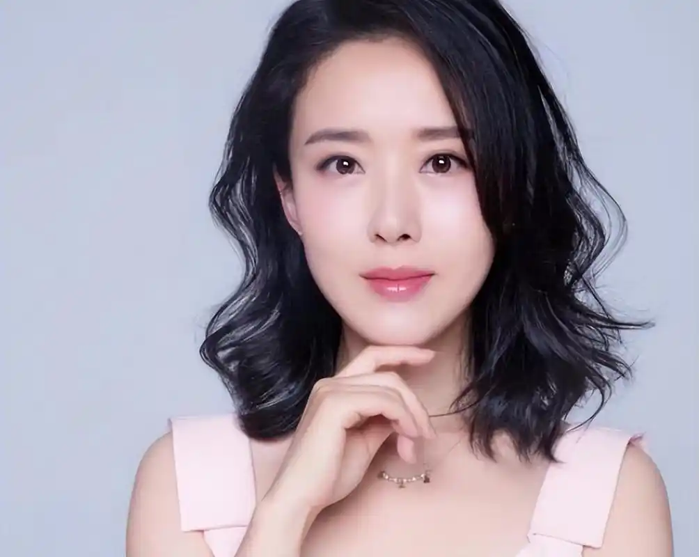 著名女演员颜丹晨:44岁勇敢给小丈夫生子,曾因最美嫦娥走红