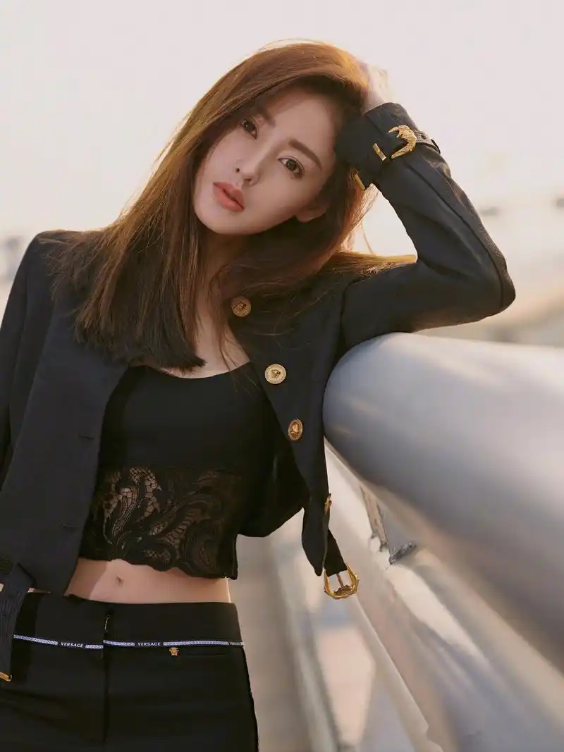 张天爱机场look长腿吸睛气场十足!期待天爱接下来的时尚表现!