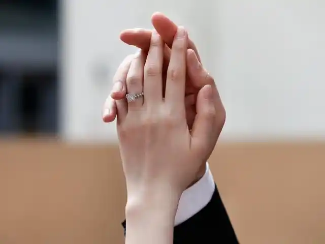左右手戴戒指的含义分别是什么?都是戴戒指,左右手含义大不同