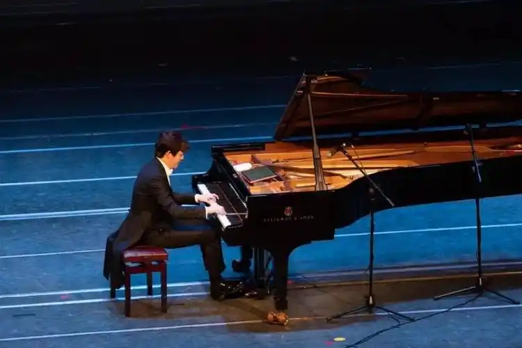 原来温哥华也有娱乐圈大佬这份简历真吓人