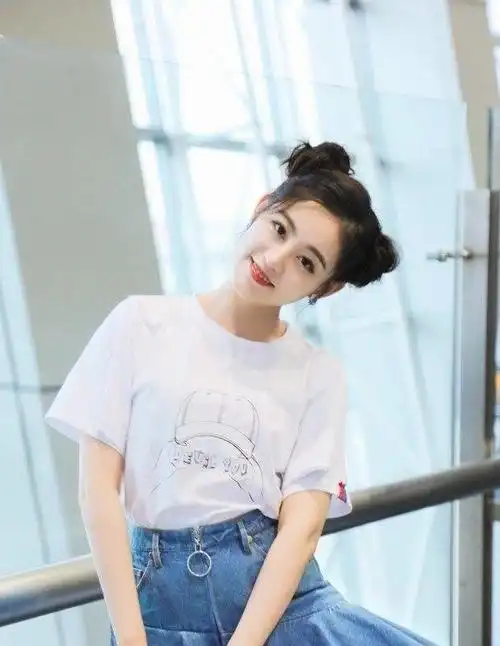 不愧是杨幂选中的人祝绪丹穿简单白t恤也好看初恋感十足