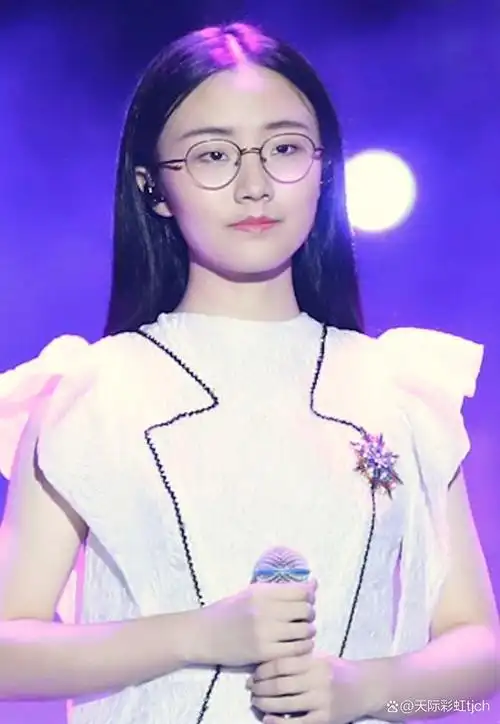 2017年7月,郭沁参加《中国新歌声第二季》,凭借演唱《美若黎明》加入