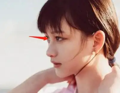 她的上唇微翘,人中短,嘴巴厚度适中