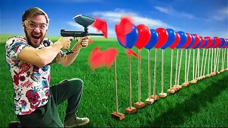 老外用气枪打气球,开枪那一刻,动作快到不敢眨眼