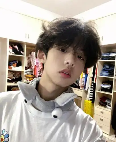 娃娃脸的弟弟,个性的发型,爱自拍的00后,长大后又是一大帅哥!