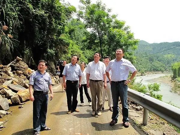 切实加强防范全力保障安全毛建民赴开化林山乡看望慰问受灾群众检查