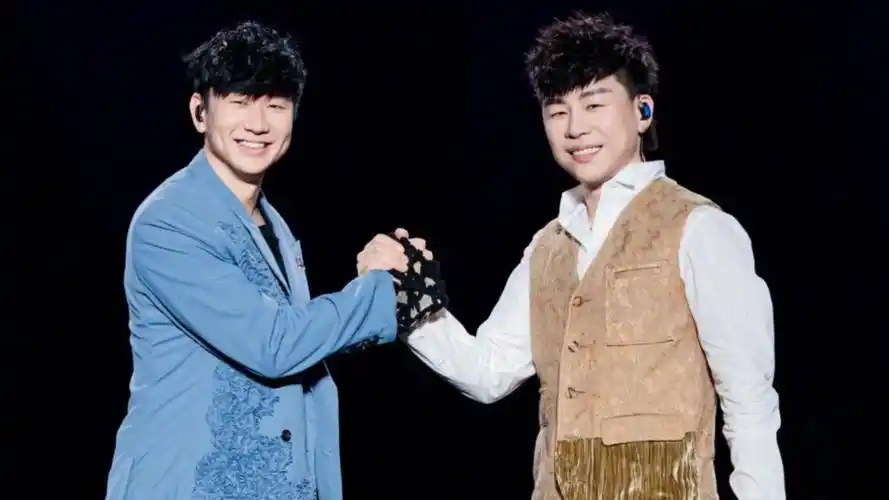 林俊杰演唱会梦幻联动胡彦斌,合唱一首《黑夜问白天》,齐齐上热搜