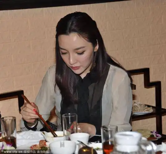 王励勤女友捧场友人新店开张_高清图集_新浪网