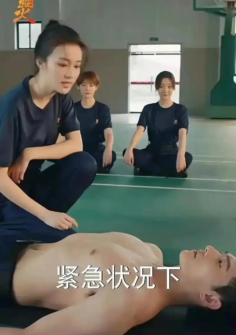 杨洋这是为了凸显胸肌,收腹收得也太要紧了吧,看着怪怪的