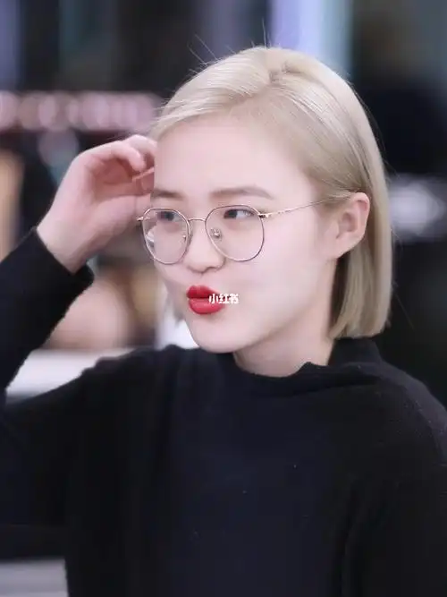 浅亚麻金色超a短发