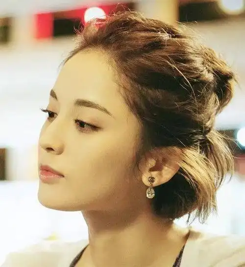 娜扎的短发梳起半丸子头来,清爽利落,随意自然,非常养眼~时髦度高涨!