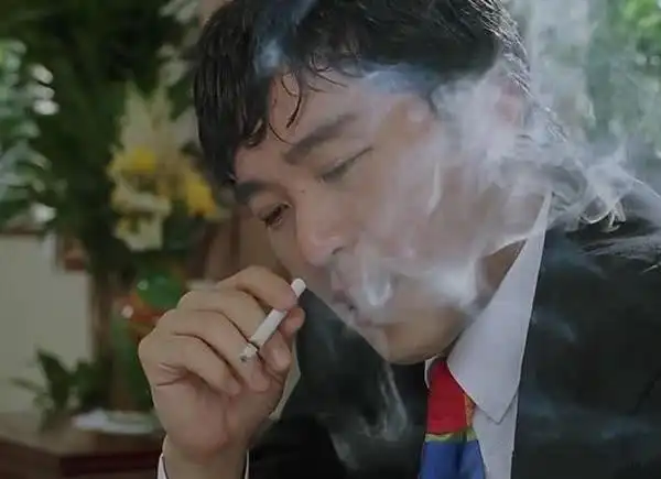 周星驰曾遭知名作家怒怼:限期三个月戒烟,否则逐出娱乐圈!