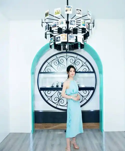 原创原创32岁赵丽颖当妈后颜值再攀高峰水蓝长裙秀蚂蚁腰气场太强