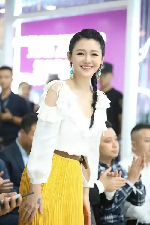 大s罕见出席活动,扎单麻花辫变邻家妹,穿黄裙打扮稚嫩好开心|发型