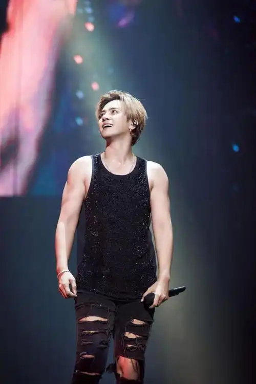 爱运动的罗志祥他身材什么水平时尚表现力就很强还创立潮牌