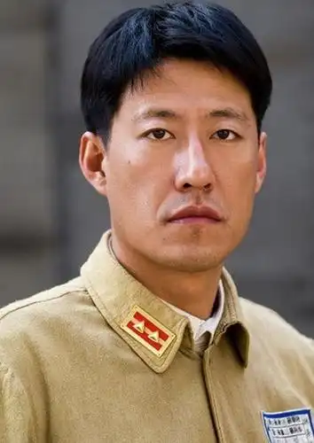 "抗日英雄"于震全家近照,曾因暴力与前妻离婚,今娶娇妻受宠爱