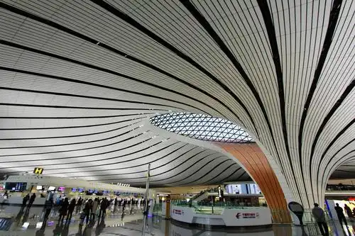 凤凰展翅优美的大兴国际机场候机楼