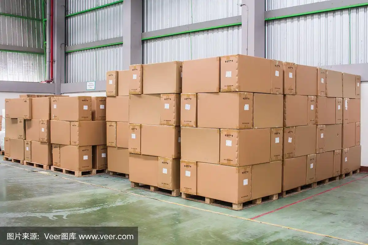 仓库区域内成排的材料箱或产品箱.