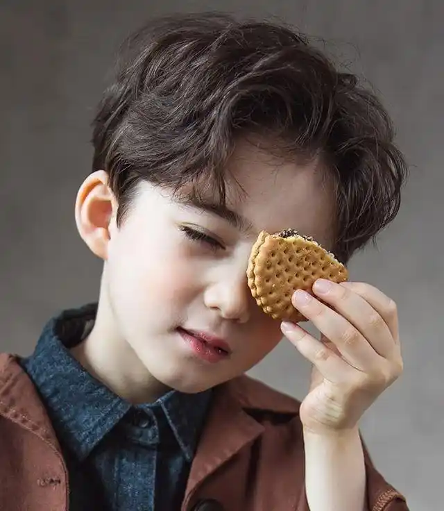 混血小男孩凭借"天使脸"火了,这是什么神仙颜值!太让人羡慕了