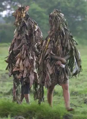 黄泥上身树叶为衣 菲律宾奇特宗教信徒(图)