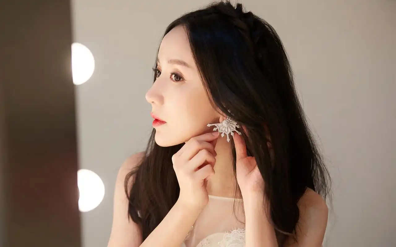 娄艺潇性感优雅写真桌面壁纸