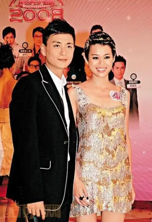 2005年,胡杏儿与tvb艺人黄宗泽因参演《我的野蛮奶奶》而相恋.