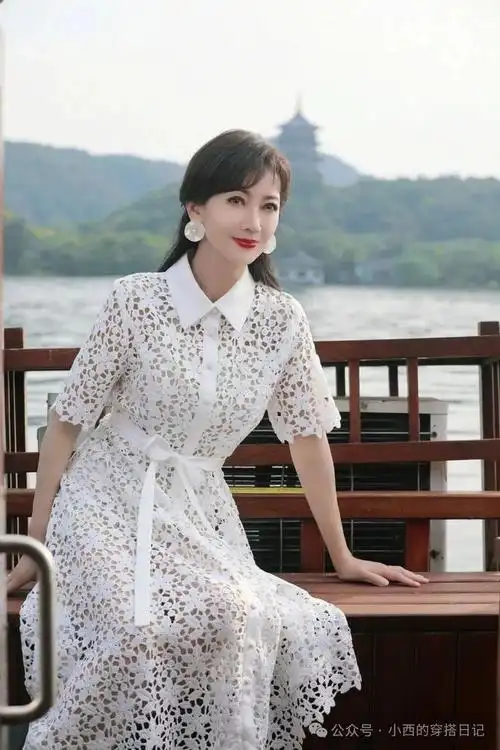 71岁"不老女神"赵雅芝近照曝光,太会穿了,翩翩长裙气质优雅又迷人