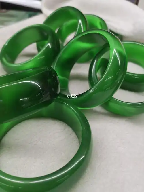 深绿色猫眼石镯